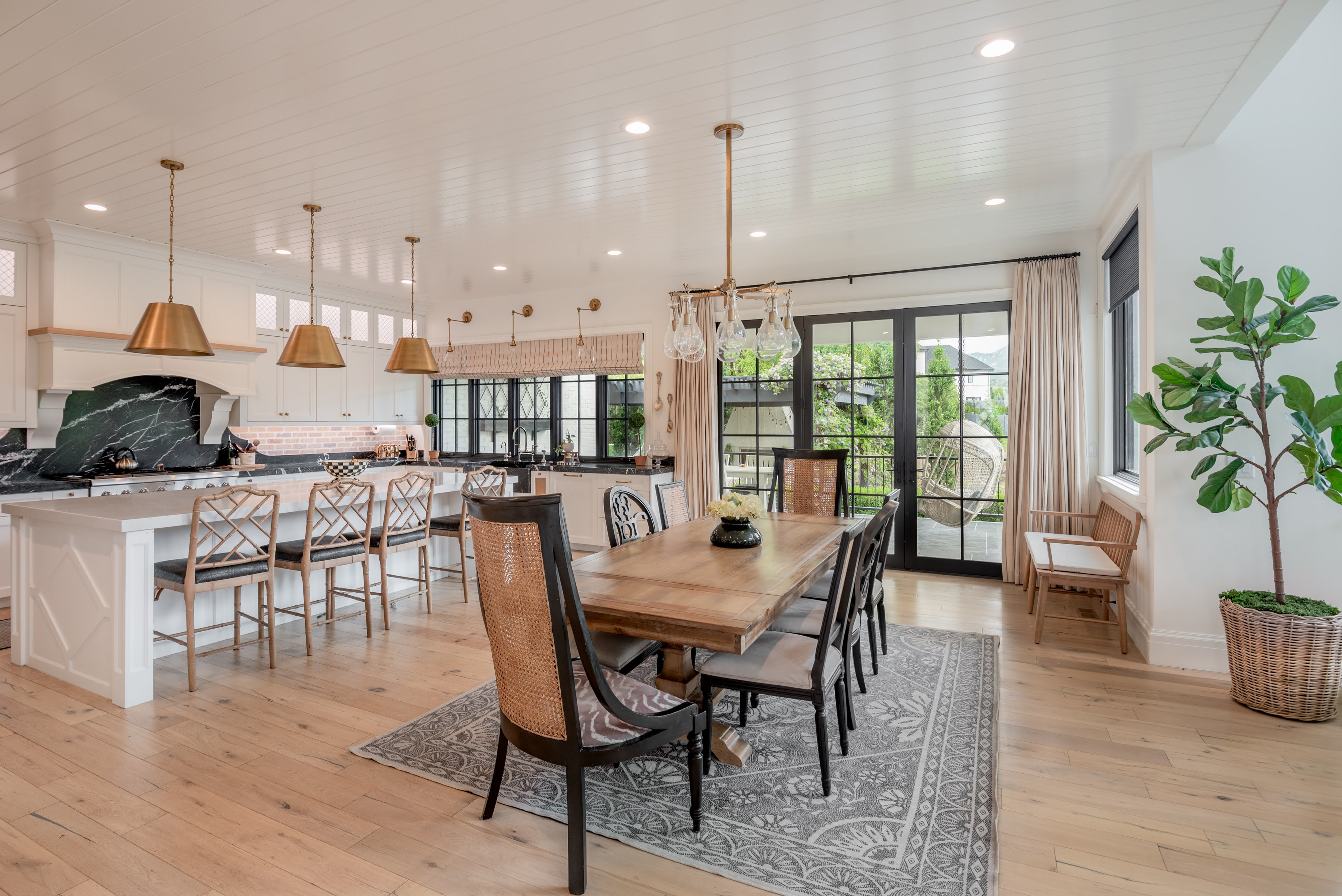 Kitchen & Dining